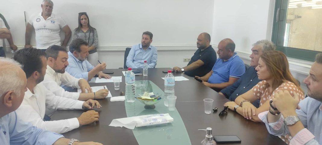 Το ζήτημα του κόστους παραγωγής στα κηπευτικά και την ελαιοκομία αλλά και η έλλειψη εργατών γης ήταν τα κύρια θέμαυα που έθεσαν σήμερα οι παραγωγοί του Τυμπακίου στον πρόεδρο του ΠΑΣΟΚ-ΚΙΝΑΛ, Νίκο Aνδρουλάκη. Ο Νίκος Ανδρουλάκης πρότεινε την κάλυψη μέρους των εξόδων παραγωγής από το κράτος, την επιστροφή του ειδικού φόρου καυσίμων και τη θεσμοθέτηση ειδικών χρηματοδοτικων εργαλείων που θα στηρίξουν την παραγωγική βάση της χώρας. Ειδική μνεία έκανε ο πρόεδρος του ΠΑΣΟΚ-Κινήματος Αλλαγής στον πολύπαθο δρόμο