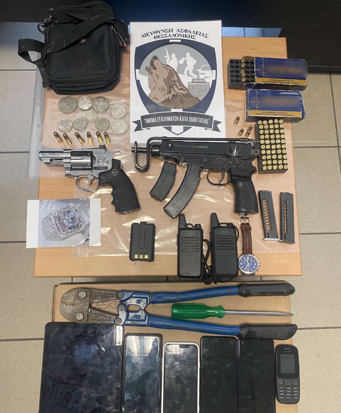 Θεσσαλονίκη: 44χρονος έκρυβε όπλα στο εκκλησάκι της αυλής του σπίτι