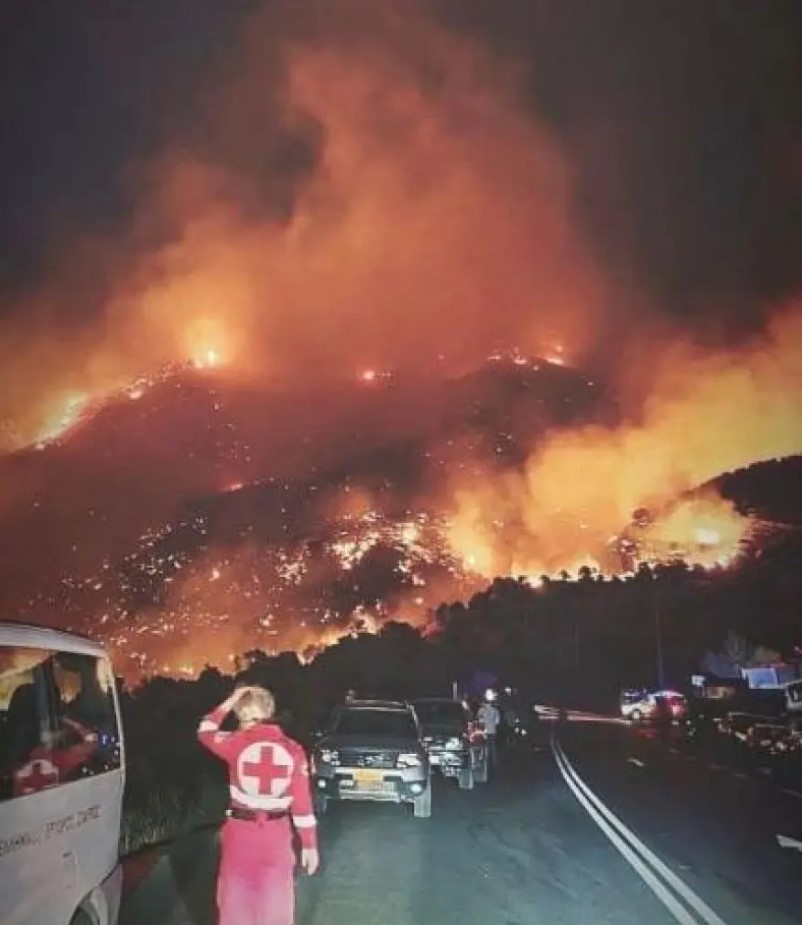 Aνεξέλεγκτη η μεγάλη φωτιά στο Ρέθυμνο: Μεγάλη μάχη με φλόγες και ανέμους