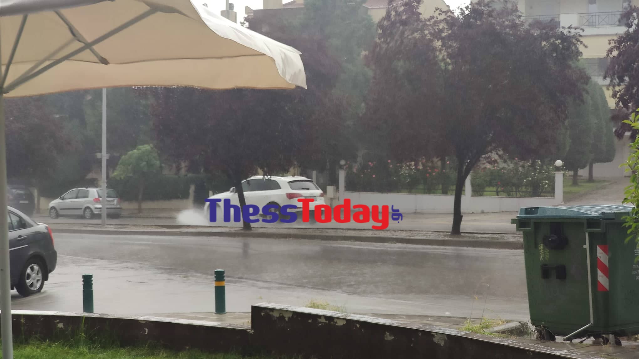 Σφοδρή βροχόπτωση στη Θεσσαλονίκη: Πλημμύρισαν δρόμοι