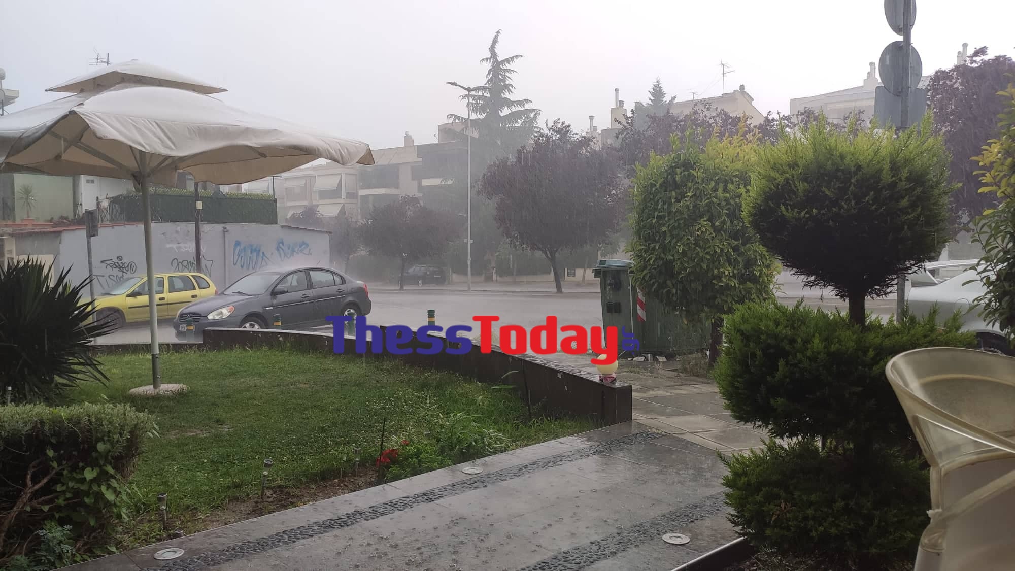 Σφοδρή βροχόπτωση στη Θεσσαλονίκη: Πλημμύρισαν δρόμοι