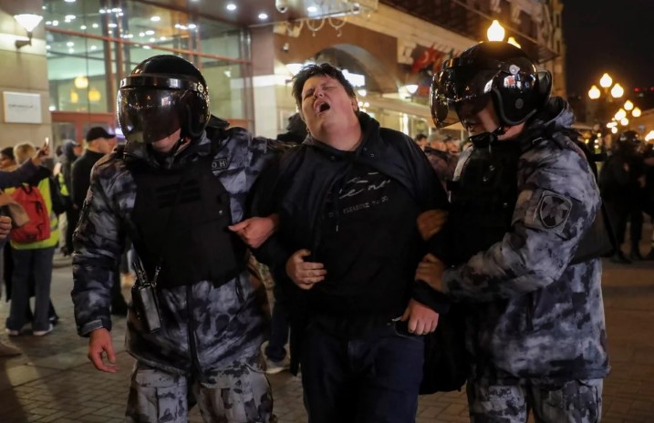 Χαμός στη Ρωσία: Οι πολίτες σπεύδουν να φύγουν