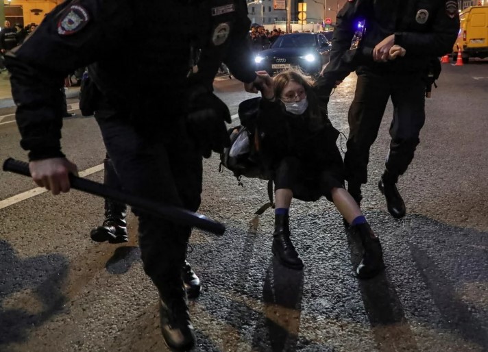 Χαμός στη Ρωσία: Οι πολίτες σπεύδουν να φύγουν