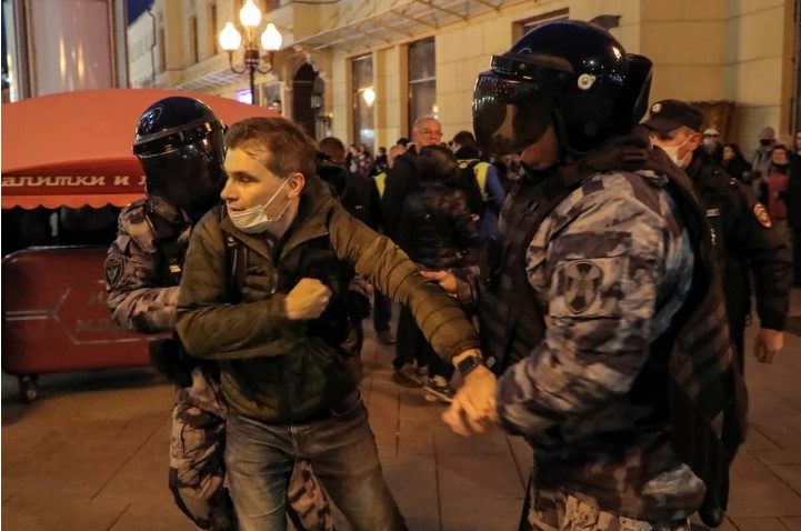 Χαμός στη Ρωσία: Οι πολίτες σπεύδουν να φύγουν