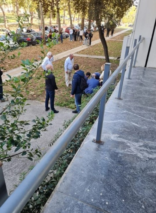 Θεσσαλονίκη: Σώθηκε από θαύμα ο φοιτητής που έπεσε από τον τρίτο όροφο της Νομικής (Photos)