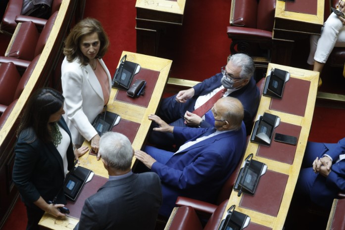Βουλή: Αγιασμός με χαμόγελα και «πηγαδάκια» - Οι παρουσίες και οι απουσίες