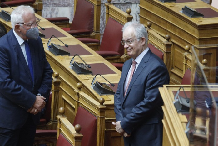 Βουλή: Αγιασμός με χαμόγελα και «πηγαδάκια» - Οι παρουσίες και οι απουσίες