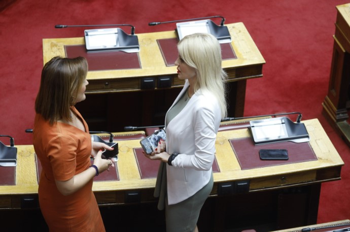 Βουλή: Αγιασμός με χαμόγελα και «πηγαδάκια» - Οι παρουσίες και οι απουσίες