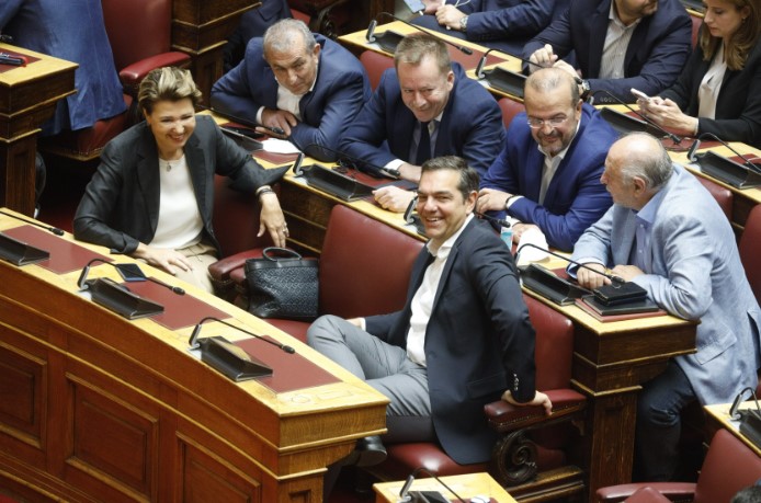 Βουλή: Αγιασμός με χαμόγελα και «πηγαδάκια» - Οι παρουσίες και οι απουσίες
