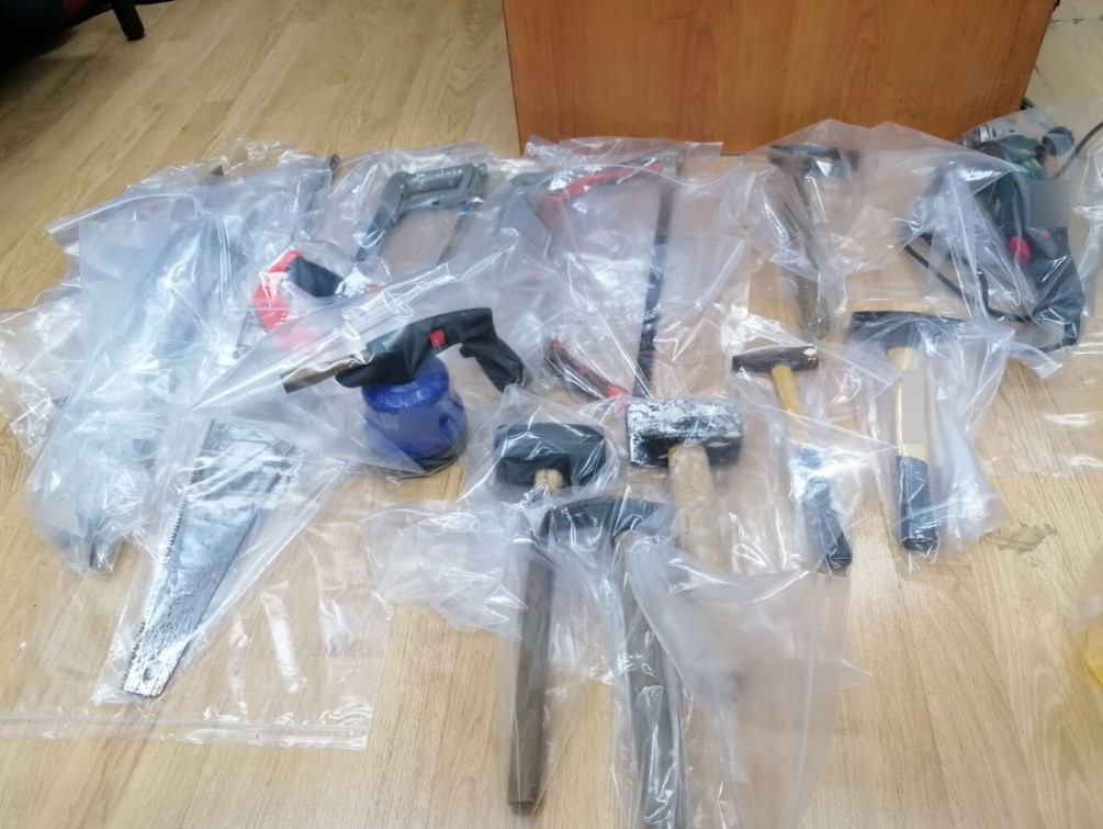 Αστυνομική επιχείρηση στην Πολυτεχνειούπολη Ζωγράφου: Βρέθηκαν μολότοφ, στειλιάρια και βαριοπούλες