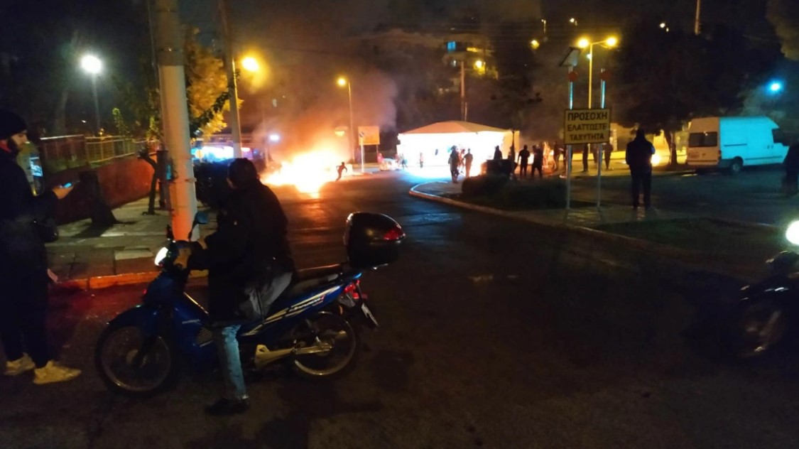 Επεισόδια από Ρομά στο Σχιστό Κορυδαλλού: Έχουν ανάψει φωτιές και πετούν αντικείμενα στους αστυνομικούς