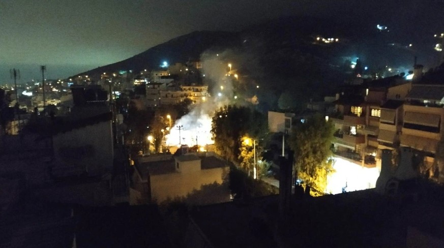 Επεισόδια από Ρομά στο Σχιστό Κορυδαλλού: Έχουν ανάψει φωτιές και πετούν αντικείμενα στους αστυνομικούς