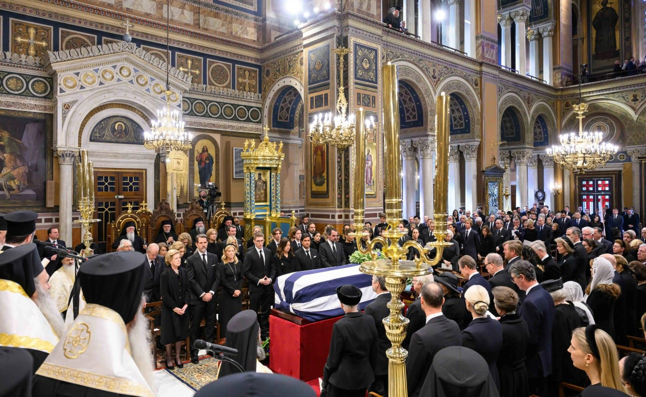 Συγκινημένος στον επικήδειο ο Παύλος: «Δεν είναι αυτό το τέλος πατέρα»