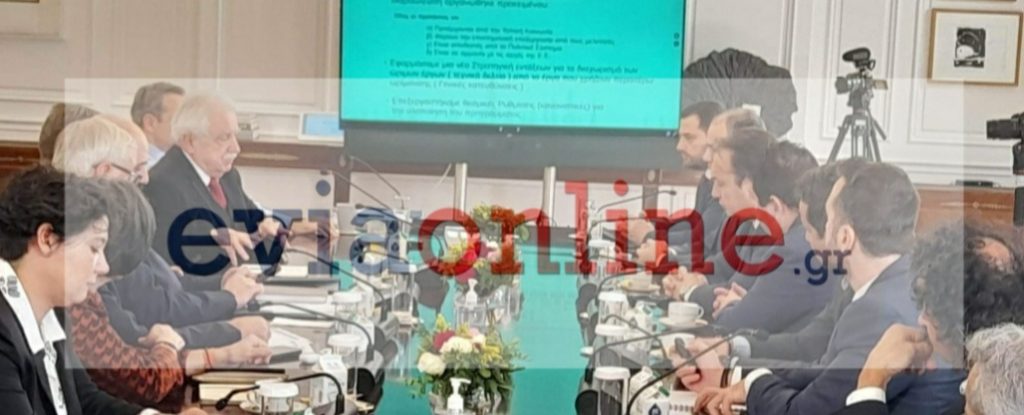 Σε εξέλιξη η σύσκεψη στο Μαξίμου για την ανασυγκρότηση της Βόρειας Εύβοιας