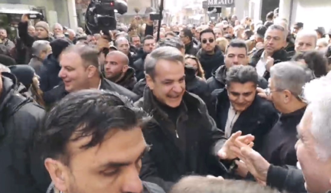Μήνυμα για αυτοδύναμη κυβέρνηση την επομένη ημέρα των Εκλογών, έστειλε από την Καστοριά ο Κυριάκος Μητσοτάκης. Ο Πρωθυπουργός συνομίλησε με πολίτες και αρκετό κόσμο που τον υποδέχθηκε θερμά. Ο Κυριάκος Μητσοτάκης ζήτησε να βγει μήνυμα από την πρώτη κάλπη, ζητώντας αυτοδυναμία για μια ισχυρή Ελλάδα, ενώ αναφέρθηκε και στην «επενδυτική επανάσταση» που έρχεται όπως είπε στη Δυτική Μακεδονία, τονίζοντας ότι πρώτη ωφελημένη θα είναι η Καστοριά, την οποία χαρακτήρισε ως «κάστρο» της Νέας Δημοκρατίας. Ακόμα, εκ