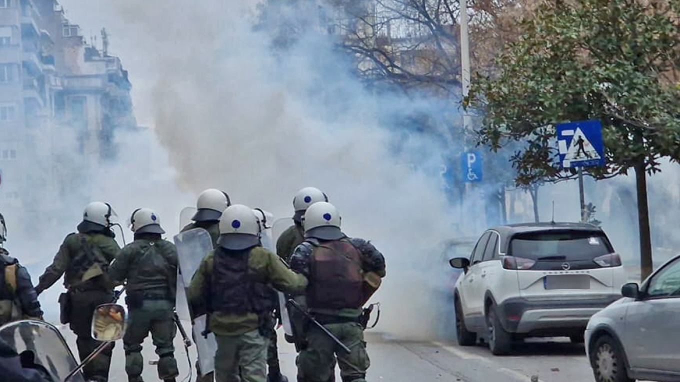 Σε αύξηση των επιτοκίων προχώρησε η Ευρωπαϊκή Κεντρική Τράπεζα, παρά τη χρηματοπιστωτική κρίση των τελευταίων ημερών. Η ΕΚΤ αύξησε ξανά τα επιτόκια, παρά τις τραπεζικές αναταράξεις και τις ανησυχίες για την Credit Suisse. Συγκεκριμένα, οι κεντρικοί τραπεζίτες της Ευρωζώνης προχώρησαν σε παρέμβαση 50 μονάδων βάσης, αναθεωρώντας στο 3,5% το βασικό επιτόκιο (από 3% προηγουμένως), στο 3% το επιτόκιο καταθέσεων (από 2,5% προηγουμένως) και σε 3,75% το επιτόκιο οριακές χρηματοδότησης (από 3,25% προηγουμένως). «Τ