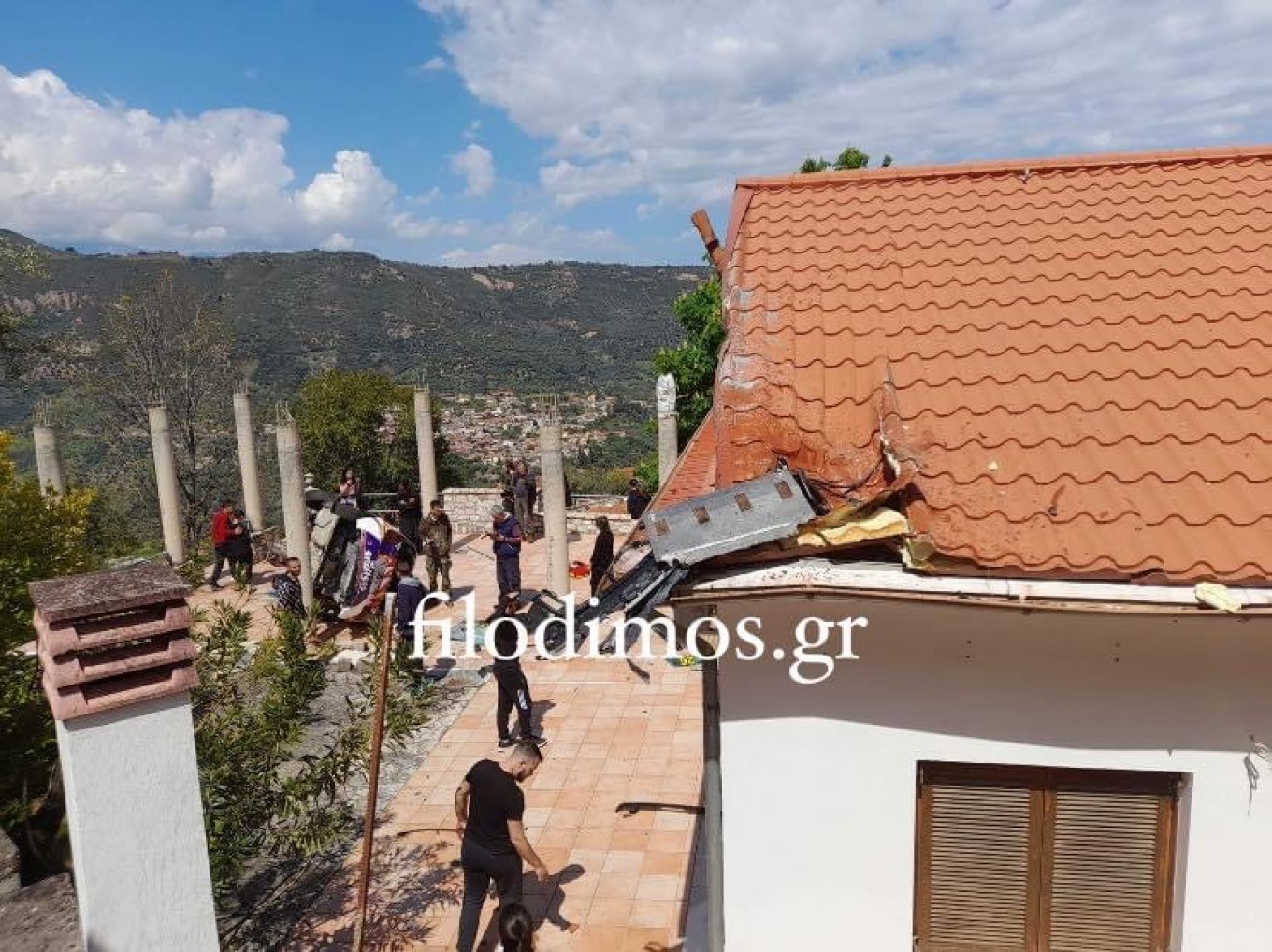 Αίγιο: Αγωνιστικό αυτοκίνητο έπεσε σε αυλή σπιτιού - Δύο τραυματίες