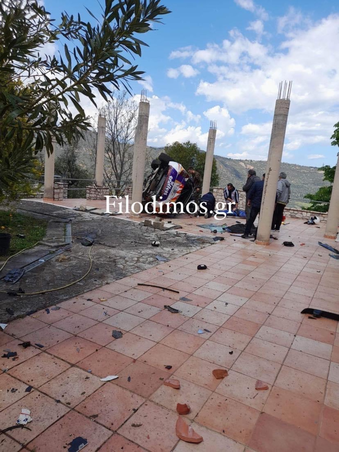 Αίγιο: Αγωνιστικό αυτοκίνητο έπεσε σε αυλή σπιτιού - Δύο τραυματίες
