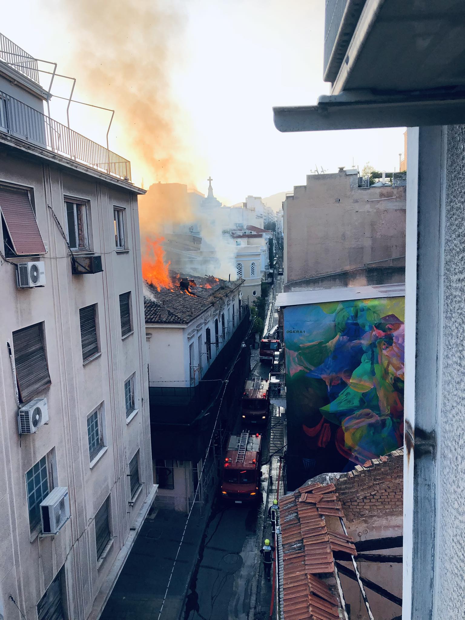 Αθήνα: Φωτιά σε εγκαταλελειμμένο κτίριο στην Αιόλου