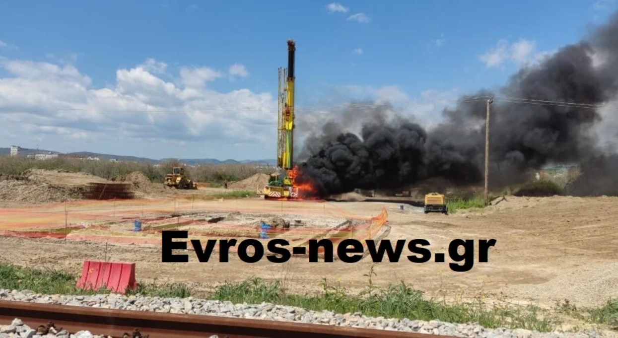 Σοβαρό ατύχημα έγινε στην Αλεξανδρούπολη, όπου γερανός χτύπησε καλώδια και πήρα φωτιά. Ο χειριστής του γερανού «χτυπήθηκε» από ρεύμα υψηλής τάσης και νοσηλεύεται διασωληνωμένος στην εντατική του Πανεπιστημιακού Νοσοκομείου Αλεξανδρούπολης. Ο χειριστής που είναι ηλικίας περίπου 48 ετών και εκτελούσε εργασίες εκφόρτωσης των ειδικών σωλήνων μεταφοράς φυσικού αερίου. Κάνοντας όπισθεν με τον γερανό «χτύπησε» στα καλώδια της ΔΕΗ που υπάρχουν στην περιοχή του Απαλού. Στο σημείο έσπευσαν αμέσως οι συνάδελφοι του ο