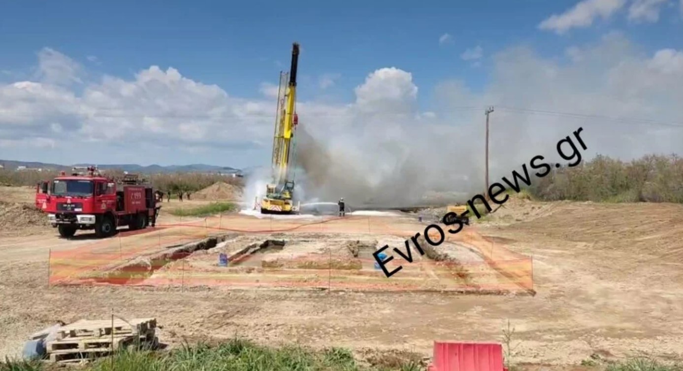 Σοβαρό ατύχημα έγινε στην Αλεξανδρούπολη, όπου γερανός χτύπησε καλώδια και πήρα φωτιά. Ο χειριστής του γερανού «χτυπήθηκε» από ρεύμα υψηλής τάσης και νοσηλεύεται διασωληνωμένος στην εντατική του Πανεπιστημιακού Νοσοκομείου Αλεξανδρούπολης. Ο χειριστής που είναι ηλικίας περίπου 48 ετών και εκτελούσε εργασίες εκφόρτωσης των ειδικών σωλήνων μεταφοράς φυσικού αερίου. Κάνοντας όπισθεν με τον γερανό «χτύπησε» στα καλώδια της ΔΕΗ που υπάρχουν στην περιοχή του Απαλού. Στο σημείο έσπευσαν αμέσως οι συνάδελφοι του ο