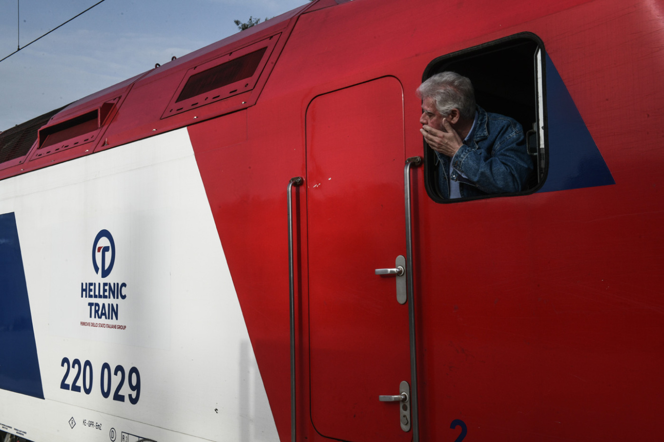Τρένα: Συγκινημένος ο μηχανοδηγός στο πρώτο δρομολόγιο μετά την τραγωδία στα Τέμπη