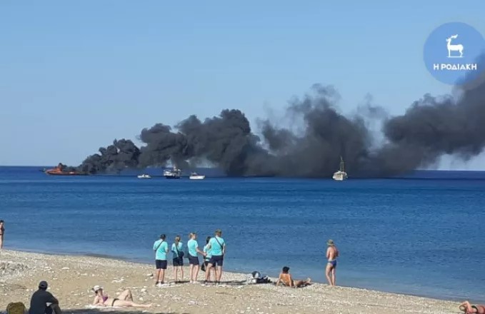 Φωτιά ξέσπασε σε σκάφος με 82 επιβάτες σε μικρή απόσταση από την παραλία των Στεγνών στη Ρόδο.