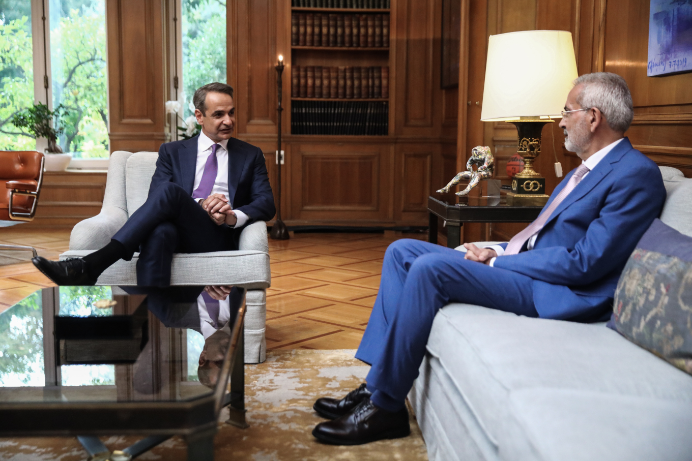 O Κυριάκος Μητσοτάκης παρέλαβε από τον Ιωάννη Σαρμά