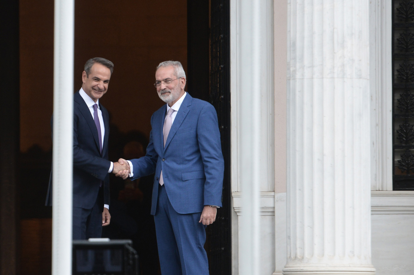 O Κυριάκος Μητσοτάκης παρέλαβε από τον Ιωάννη Σαρμά