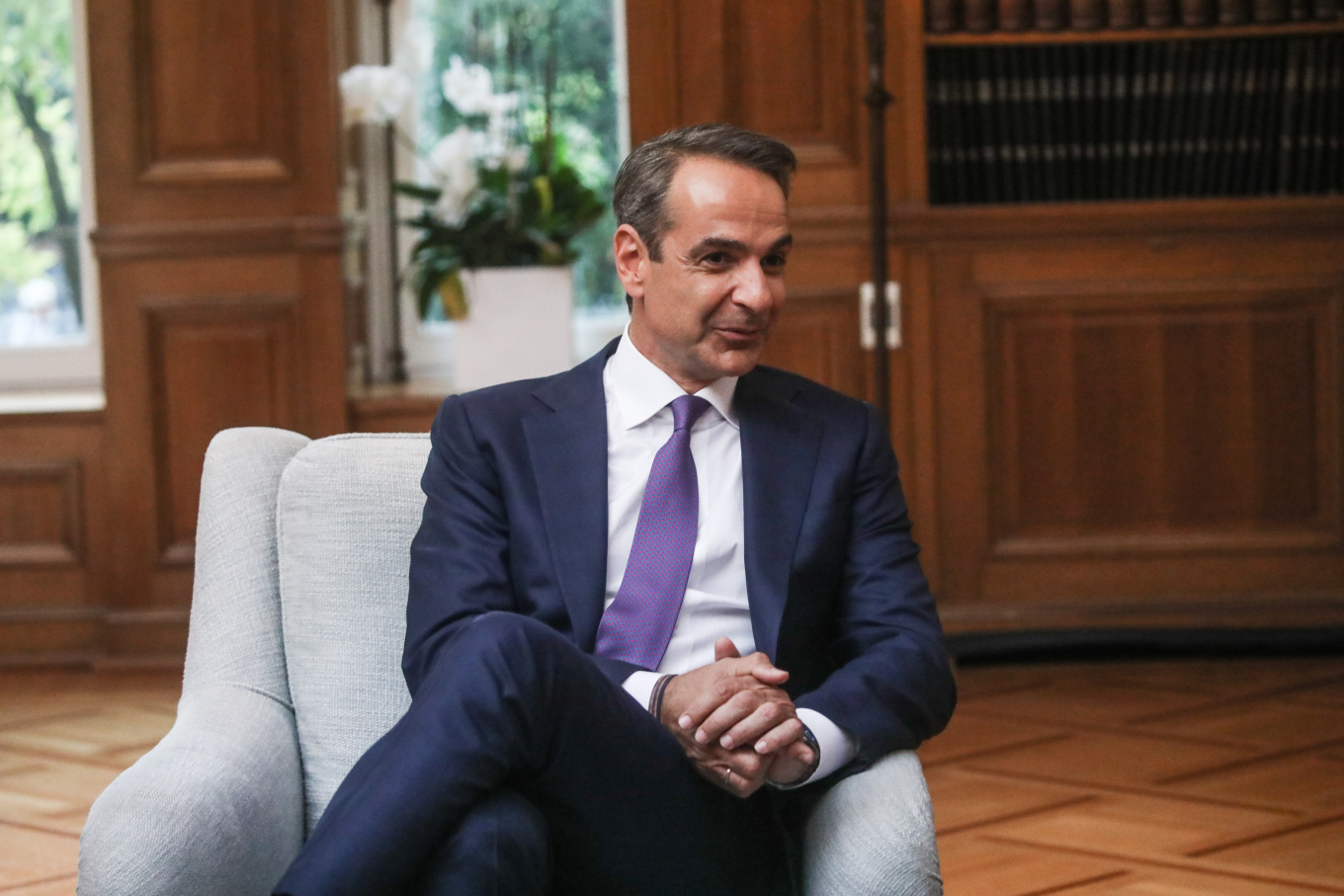 O Κυριάκος Μητσοτάκης παρέλαβε από τον Ιωάννη Σαρμά