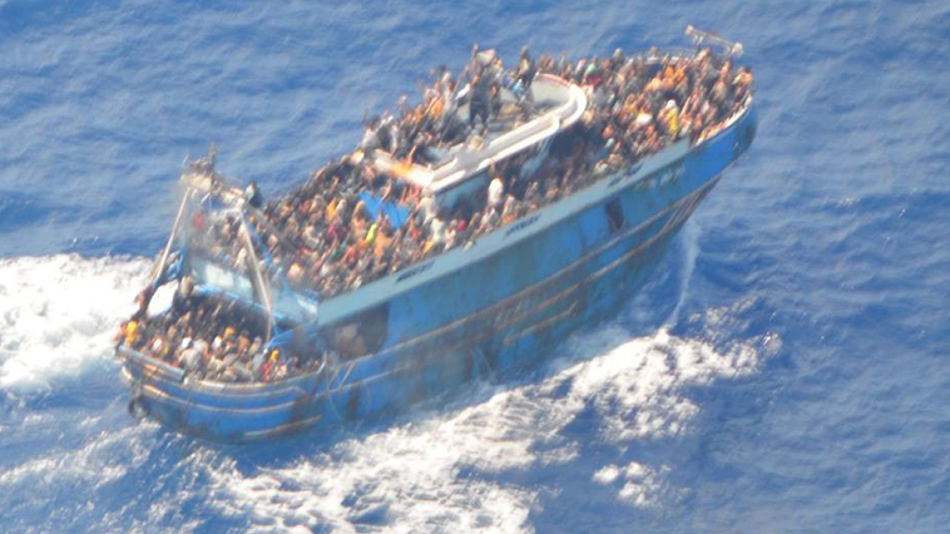 79 άνθρωποι έχουν εντοπιστεί νεκροί, ενώ έχουν διασωθεί 104 μετανάστες.