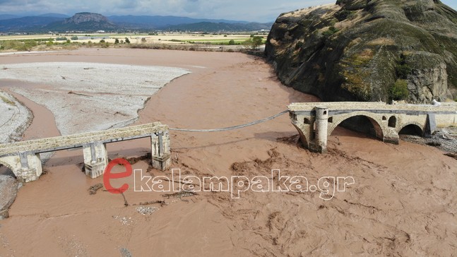 Τρίκαλα: Έπεσε το ιστορικό γεφύρι της Σαρακίνας