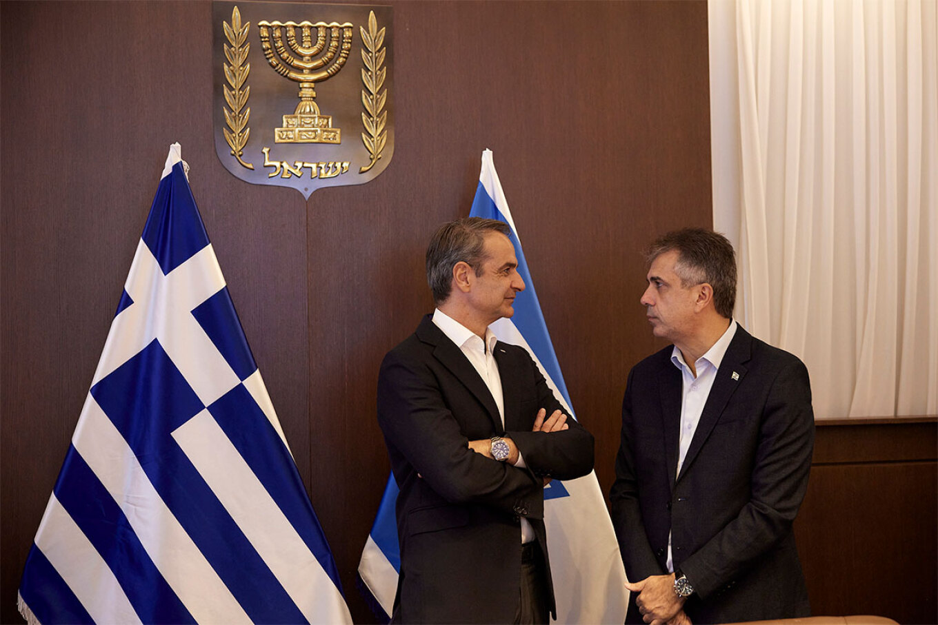 Με τον Πρωθυπουργό του Ισραήλ, Μπενιαμίν Νετανιάχου, συναντήθηκε ο Έλληνας Πρωθυπουργός, Κυριάκος Μητσοτάκης, στην Ιερουσαλήμ. Ο Κυριάκος Μητσοτάκης έφτασε νωρίς το πρωί στο Ισραήλ, επιβεβαιώνοντας τις πληροφορίες που υπήρχαν από το απόγευμα της Κυριακής ότι σήμερα θα πραγματοποιήσει το ταξίδι που δεν είχε πραγματοποιηθεί την προηγούμενη εβδομάδα. Στη συνάντηση συμμετείχαν από την ελληνική πλευρά, ο υπουργός Εξωτερικών Γιώργος Γεραπετρίτης καθώς και ο υπουργός Επικρατείας Σταύρος Παπασταύρου. Ο Κυριάκος Μη