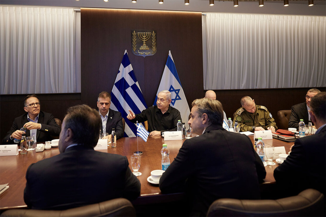 Με τον Πρωθυπουργό του Ισραήλ, Μπενιαμίν Νετανιάχου, συναντήθηκε ο Έλληνας Πρωθυπουργός, Κυριάκος Μητσοτάκης, στην Ιερουσαλήμ. Ο Κυριάκος Μητσοτάκης έφτασε νωρίς το πρωί στο Ισραήλ, επιβεβαιώνοντας τις πληροφορίες που υπήρχαν από το απόγευμα της Κυριακής ότι σήμερα θα πραγματοποιήσει το ταξίδι που δεν είχε πραγματοποιηθεί την προηγούμενη εβδομάδα. Στη συνάντηση συμμετείχαν από την ελληνική πλευρά, ο υπουργός Εξωτερικών Γιώργος Γεραπετρίτης καθώς και ο υπουργός Επικρατείας Σταύρος Παπασταύρου. Ο Κυριάκος Μη