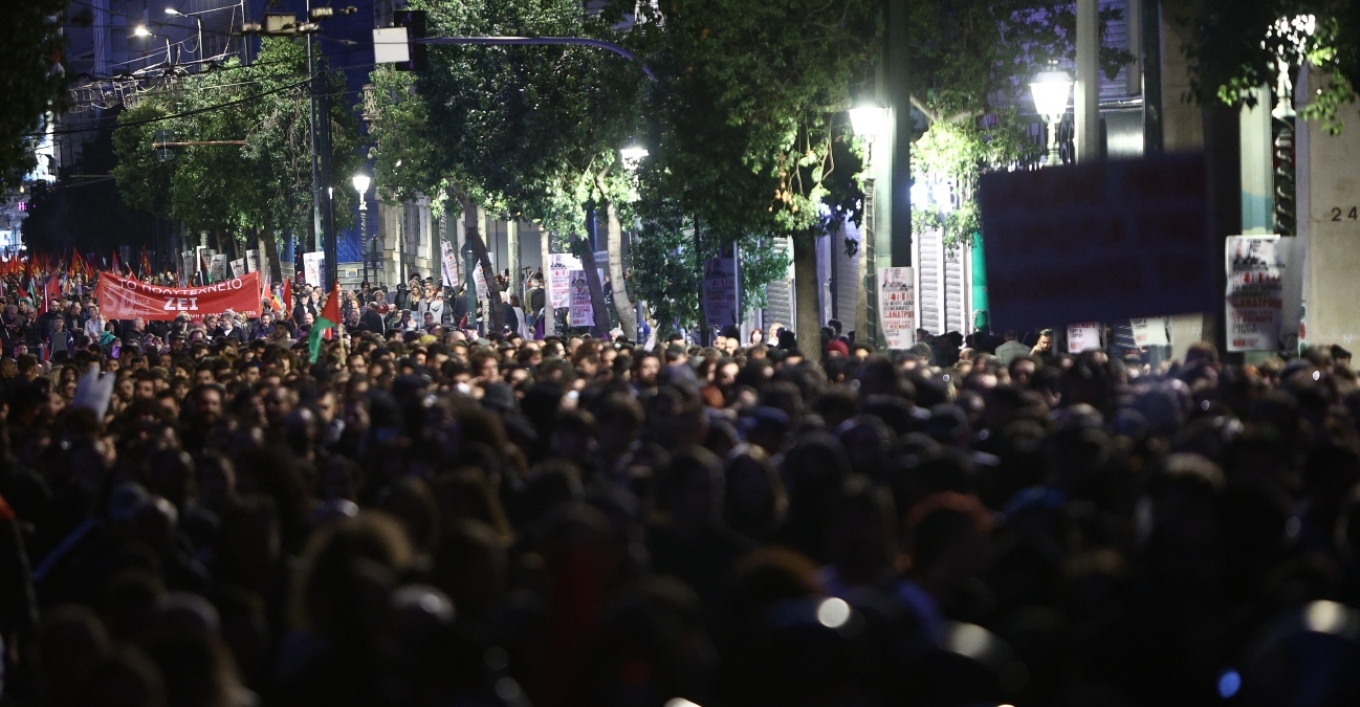 Σύμφωνα με πληροφορίες, αποχωρώντας από το μπλοκ, ο κ. Κασσελάκης χαιρέτισε τους πάντες πολύ ευγενικά και μετά από 50 μέτρα περπάτημα, έστριψε δεξιά.