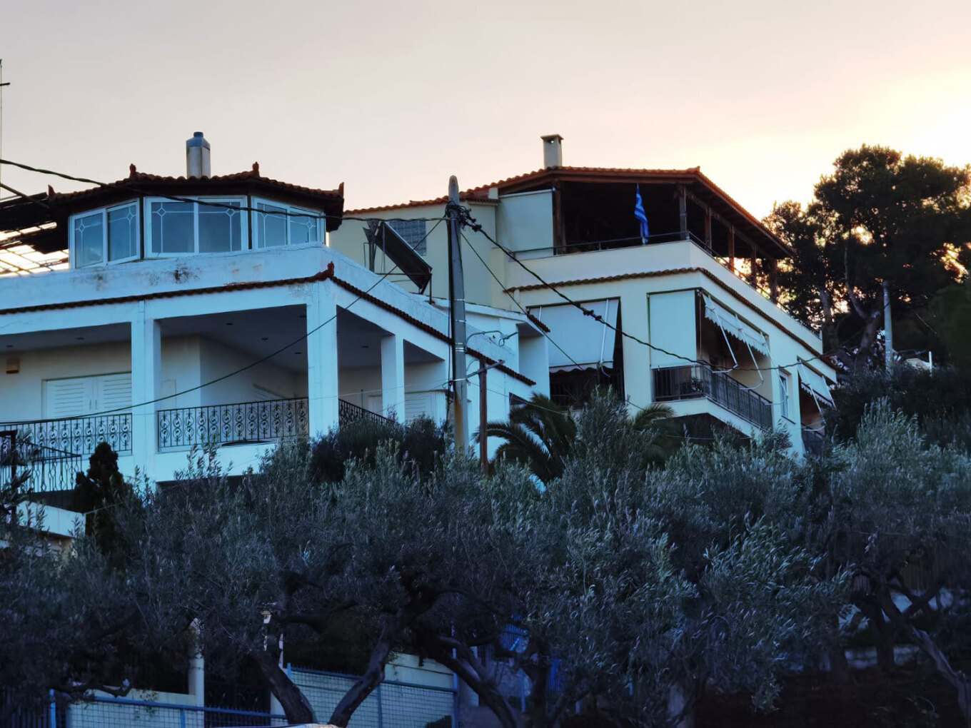 Άγριο έγκλημα στα Καλύβια: «Έγινε εν βρασμώ» – Τα πρώτα λόγια του 16χρονου πατροκτόνου