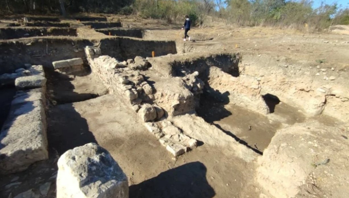 Ψηφιδωτά δαπέδου με παλαιοχριστιανικά σχέδια και σχεδόν 800 αντικείμενα σε αρχαιολογικό καταφύγιο ανακάλυψαν oι αρχαιολόγοι σε μια περιοχή που έγιναν πολλές μάχες, που άλλαξε πολλές φορές χέρια και που δοκιμάστηκε ακόμα και από τους Βησιγότθους. Η ανακάλυψη έγινε στο αρχαιολογικό καταφύγιο της Μαρκιανούπολης, στο βορειοανατολικό τμήμα της Βουλγαρίας. Η πόλη σήμερα λέγεται Ντέβνια και φαίνεται ότι προήλθε από θρακικό οικισμό. Αργότερα κατοικήθηκε από εξελληνισμένους εποίκους από τη Μικρά Ασία και ονομάστηκε