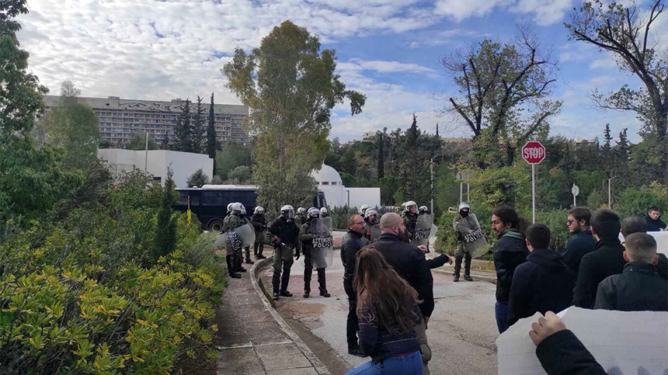 Διαλύθηκε η κατάληψη, στο κτίριο της Πρυτανείας του Εθνικού Μετσόβιου Πολυτεχνείου έπειτα από επέμβαση της αστυνομίας, Από την επιχείρηση της αστυνομίας πραγματοποιήθηκαν πέντε προσαγωγές. Στις 8:30 το πρωί της Δευτέρας, περίπου 40 αναρχικοί εισέβαλαν στο κτίριο της Πρυτανείας του Μετσόβιου Πολυτεχνείου, απομάκρυναν βίαια τους υπαλλήλους και στη συνέχεια άρχισαν να σπάνε τζαμαρίες, προκαλώντας σοβαρές υλικές ζημιές. Στη συνέχεια, παρέμειναν στον χώρο και ανήρτησαν πανό. Η συγκεκριμένη κατάληψη δεν συνδέετα