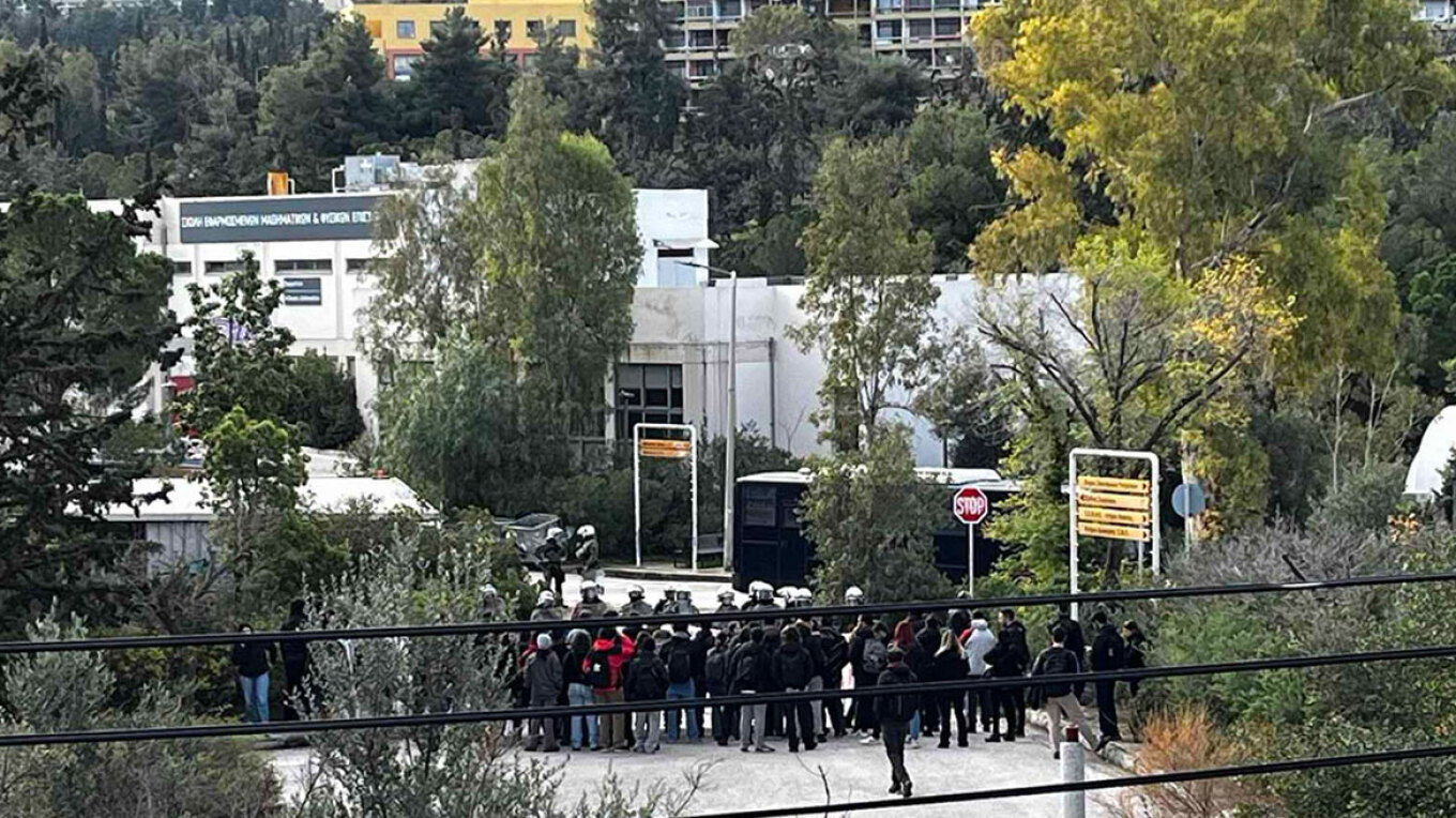 Διαλύθηκε η κατάληψη, στο κτίριο της Πρυτανείας του Εθνικού Μετσόβιου Πολυτεχνείου έπειτα από επέμβαση της αστυνομίας, Από την επιχείρηση της αστυνομίας πραγματοποιήθηκαν πέντε προσαγωγές. Στις 8:30 το πρωί της Δευτέρας, περίπου 40 αναρχικοί εισέβαλαν στο κτίριο της Πρυτανείας του Μετσόβιου Πολυτεχνείου, απομάκρυναν βίαια τους υπαλλήλους και στη συνέχεια άρχισαν να σπάνε τζαμαρίες, προκαλώντας σοβαρές υλικές ζημιές. Στη συνέχεια, παρέμειναν στον χώρο και ανήρτησαν πανό. Η συγκεκριμένη κατάληψη δεν συνδέετα