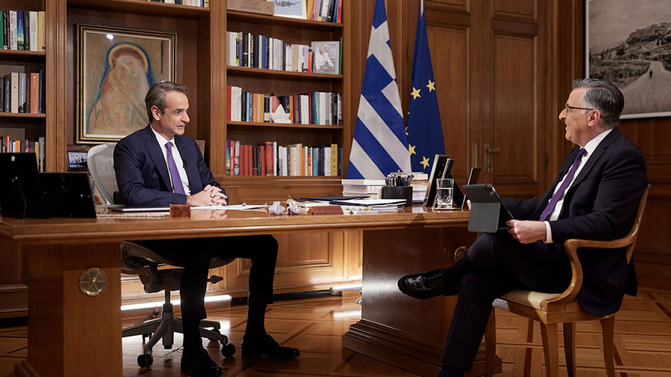 Για το δημοσίευμα που έλεγε πως «πρότεινε το ‘19 υπουργείο στον Κασσελάκη» Θα αστειεύεστε, βέβαια. Δεν μπορώ να πω κάτι παραπάνω. ΟΛΟΚΛΗΡΗ Η ΣΥΝΕΝΤΕΥΞΗ ΤΟΥ ΠΡΩΘΥΠΟΥΡΓΟΥ Γιώργος Κουβαράς: Κύριε Πρόεδρε, καλησπέρα σας, καλή χρονιά, ευχαριστούμε που μας υποδέχεστε εδώ στο Μέγαρο Μαξίμου γι’ αυτή τη συνέντευξη στη δημόσια τηλεόραση. Κυριάκος Μητσοτάκης: Καλή χρονιά και σε σας, κ. Κουβαρά. Γιώργος Κουβαράς: Είναι πολλά τα θέματα που απασχολούν τους πολίτες. Θέλω να ξεκινήσουμε με τα εθνικά, τα οποία είναι