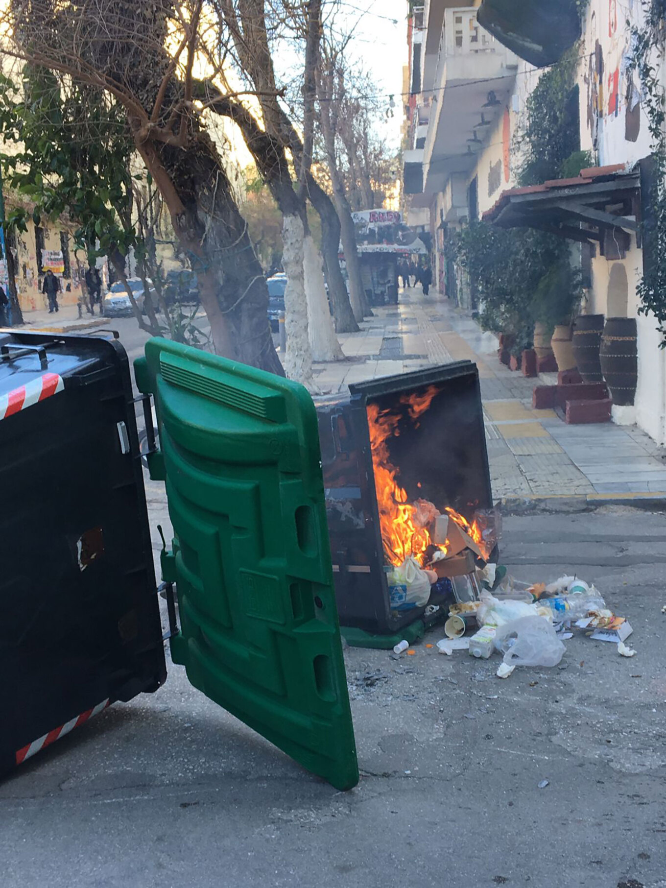 Η εικόνα από το συλλαλητήριο Οι διαδηλωτές συγκεντρώθηκαν νωρίτερα στα Προπύλαια και κατευθύνθηκαν στη Βουλή. Από εκεί, έπειτα την ένταση με την Αστυνομία, κινήθηκαν προς την Ομόνοια, πέρασαν από το Πολυτεχνείο και κατέληξαν στα Εξάρχεια. Προβλήματα στην κυκλοφορία παρατηρούνται στο κέντρο σε Σταδίου, Βασιλίσσης Αμαλίας, Βασιλίσσης Σοφίας προς τη Βουλή, Πατησίων προς Αθήνα και κάθοδος της Βασιλέως Κωνσταντίνου. Η τροχαία προχώρησε σε κυκλοφοριακές ρυθμίσεις, με το κέντρο της Αθήνας να είναι απροσπέλαστο.