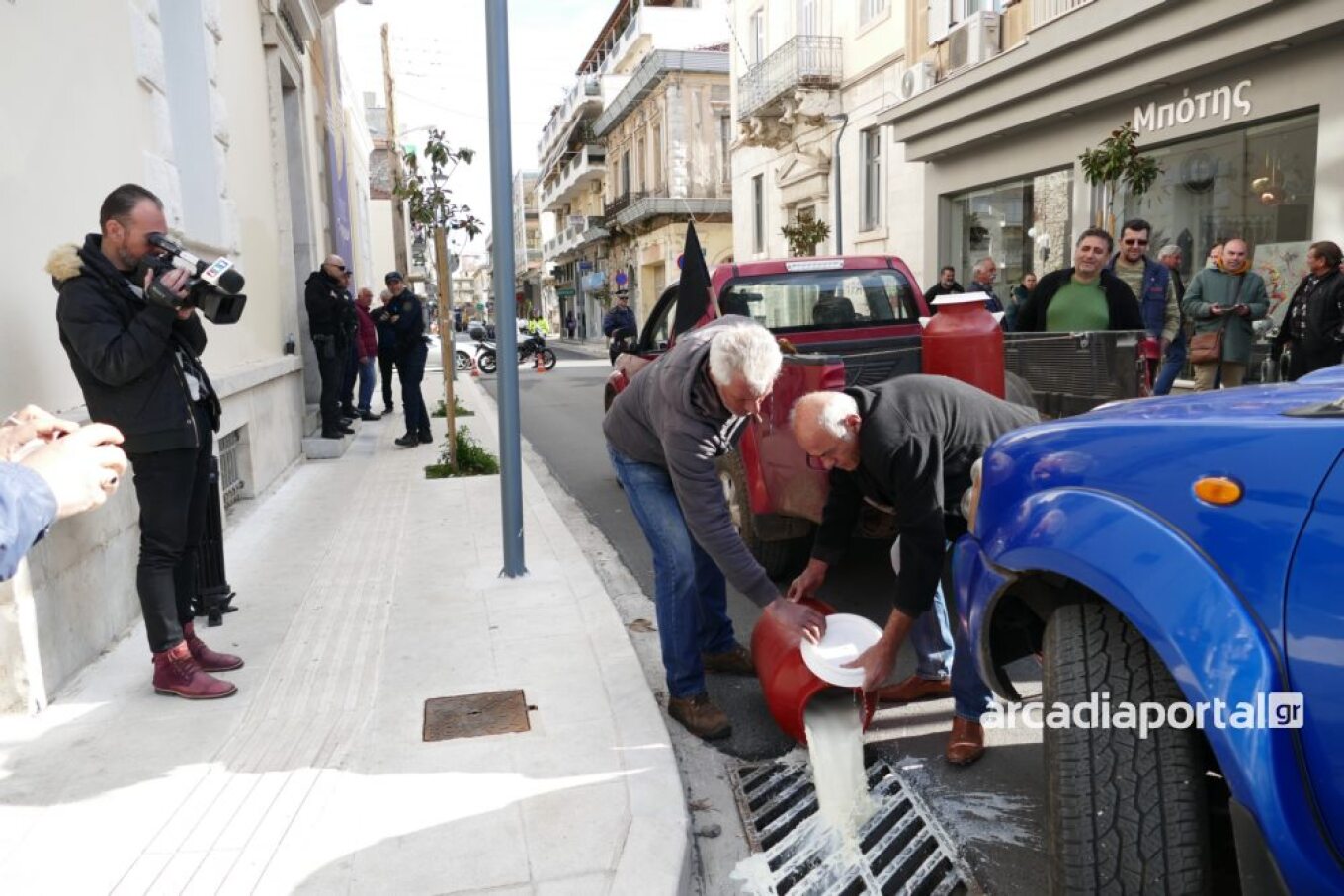 Συνεχίζουν τις κινητοποιήσεις τους οι αγρότες στην Καρδίτσα καθώς προχώρησαν στο κλείσιμο του αυτοκινητόδρομου Ε65. Νωρίτερα, την αποχώρησή τους από το μπλόκο Πλατυκάμπου γνωστοποίησαν οι αγρότες «Επιτροπή των 180.000 πλημμυρισμένων παρακάρλιων στρεμμάτων», με από ανακοίνωση και επιστολή τους προς τον Πρωθυπουργό, μία ημέρα αφότου ο πρόεδρος του Αγροτικού Συνεταιρισμού Πλατυκάμπου, Γιάννης Κουκούτσης, μίλησε για το νέο ραντεβού για τις καταστροφές από τον Daniel. «Καλούμε με αυτήν την ανοιχτή επιστολή μας