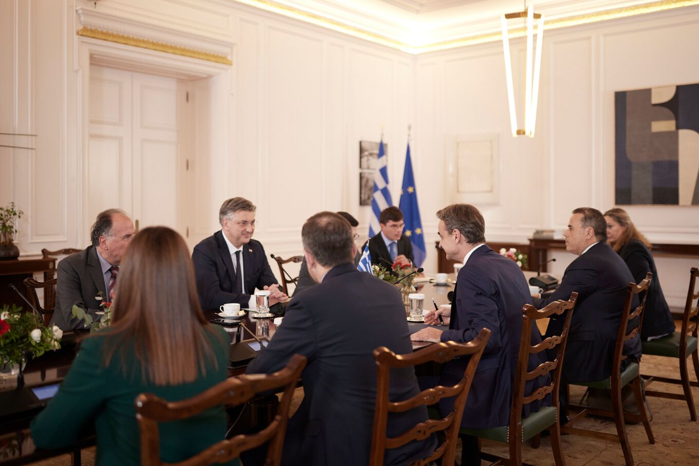 Κασσελάκης: Είναι αδιανόητο να είσαι αγρότης και να μην μπορείς να επιβιώσεις Στη θέση στην οποία βρίσκονται οι αγρότες στη σημερινή κοινωνία αναφέρθηκε την Παρασκευή από το μπλόκο του Ε65 ο πρόεδρος του ΣΥΡΙΖΑ, Στέφανος Κασσελάκης, στο πλαίσιο της περιοδείας του. «Οι άνθρωποι μοχθούν εδώ και χρόνια και έχουν γίνει οι σύγχρονοι σίσυφοι της κοινωνίας. Είναι αδιανόητο το να είσαι αγρότης και να μην μπορείς να επιβιώσεις. Βλέπεις αυτό που παράγεις να πωλείται ακριβά στο super market και να αναρωτιέσαι πού χά
