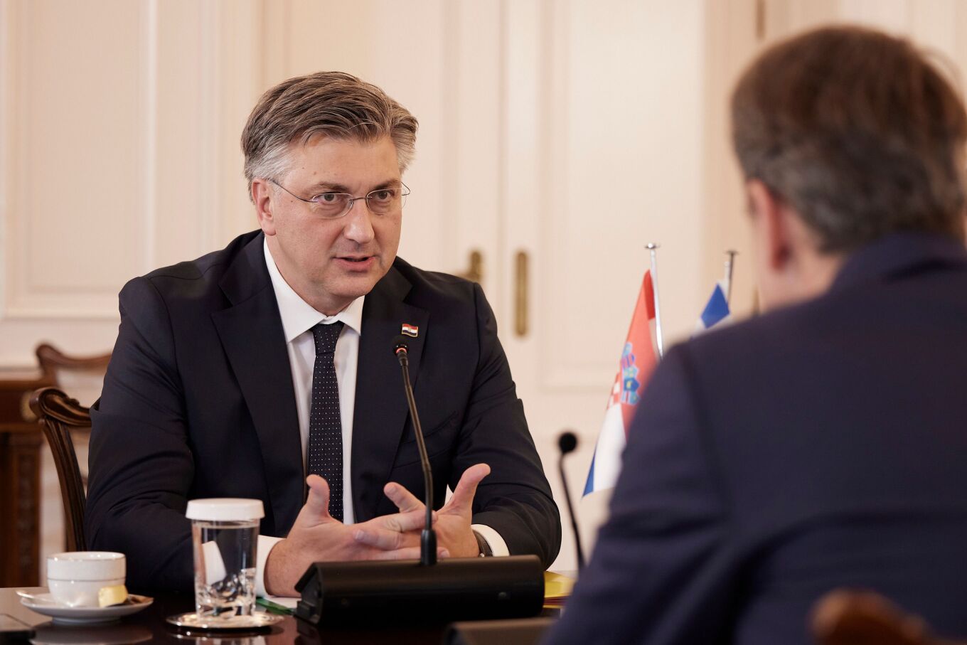 Κασσελάκης: Είναι αδιανόητο να είσαι αγρότης και να μην μπορείς να επιβιώσεις Στη θέση στην οποία βρίσκονται οι αγρότες στη σημερινή κοινωνία αναφέρθηκε την Παρασκευή από το μπλόκο του Ε65 ο πρόεδρος του ΣΥΡΙΖΑ, Στέφανος Κασσελάκης, στο πλαίσιο της περιοδείας του. «Οι άνθρωποι μοχθούν εδώ και χρόνια και έχουν γίνει οι σύγχρονοι σίσυφοι της κοινωνίας. Είναι αδιανόητο το να είσαι αγρότης και να μην μπορείς να επιβιώσεις. Βλέπεις αυτό που παράγεις να πωλείται ακριβά στο super market και να αναρωτιέσαι πού χά
