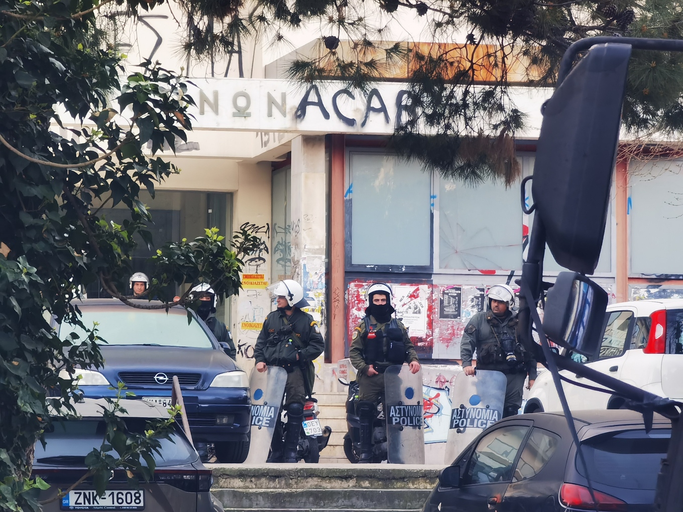 Επιχείρηση της ΕΛ.ΑΣ. στην Πανεπιστημιούπολη μετά τις καταδρομικές επιθέσεις
