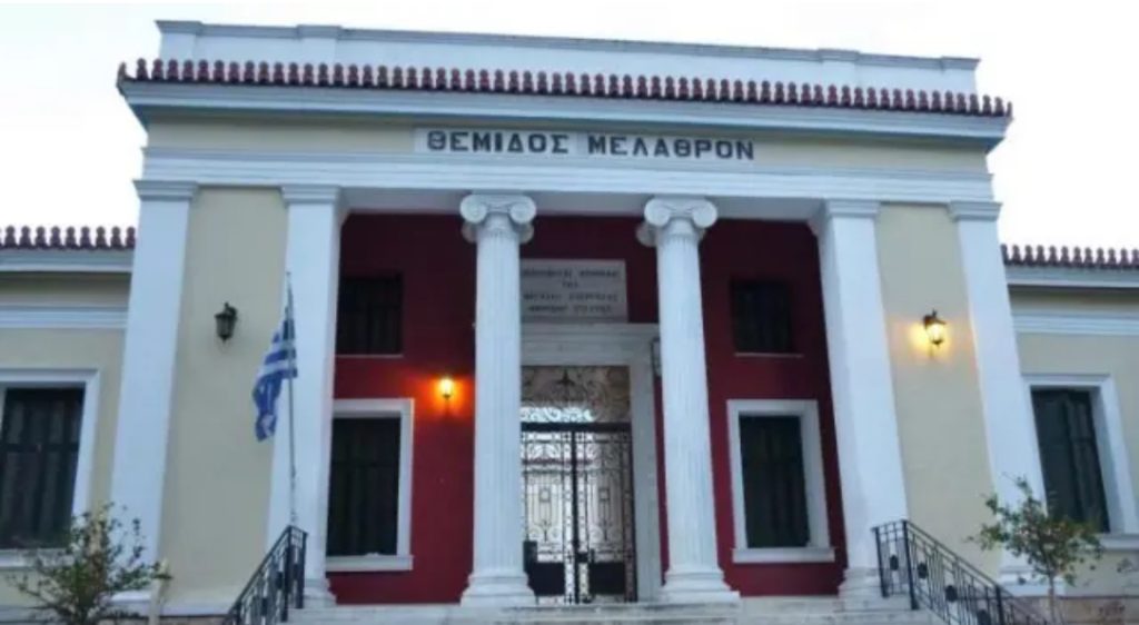 Χαλκίδα: Όλο το παρασκήνιο για τη δικηγόρο που υπέστειλε την Σημαία και έβαλε τις κάλτσες της στα Δικαστήρια