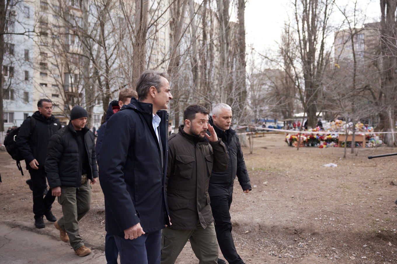 Αναλυτικά οι δηλώσεις: Κυριάκος Μητσοτάκης: Αξιότιμε κύριε Πρόεδρε, φίλε Volodymyr, ευχαριστώ και εκ μέρους της αντιπροσωπείας μας γι΄ αυτήν την πολύ ζεστή υποδοχή. Θα ξεκινήσω εκφράζοντας τα ειλικρινή μου συλλυπητήρια για τον αποτρόπαιο βομβαρδισμό της 2ας Μαρτίου κατά αστικών συγκροτημάτων εδώ στην Οδησσό. Τον αποτροπιασμό μας για τις ενέργειες της Ρωσίας κατά της χώρας σας τον έχουμε εκφράσει πολλές φορές, αλλά δεν θα σταματήσει ποτέ να μας προκαλεί οδύνη τέτοιος βαθμός βιαιότητας και βαρβαρότητας, πο