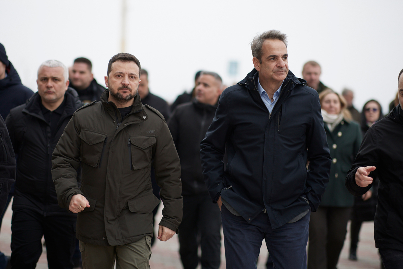 Αναλυτικά οι δηλώσεις: Κυριάκος Μητσοτάκης: Αξιότιμε κύριε Πρόεδρε, φίλε Volodymyr, ευχαριστώ και εκ μέρους της αντιπροσωπείας μας γι΄ αυτήν την πολύ ζεστή υποδοχή. Θα ξεκινήσω εκφράζοντας τα ειλικρινή μου συλλυπητήρια για τον αποτρόπαιο βομβαρδισμό της 2ας Μαρτίου κατά αστικών συγκροτημάτων εδώ στην Οδησσό. Τον αποτροπιασμό μας για τις ενέργειες της Ρωσίας κατά της χώρας σας τον έχουμε εκφράσει πολλές φορές, αλλά δεν θα σταματήσει ποτέ να μας προκαλεί οδύνη τέτοιος βαθμός βιαιότητας και βαρβαρότητας, πο
