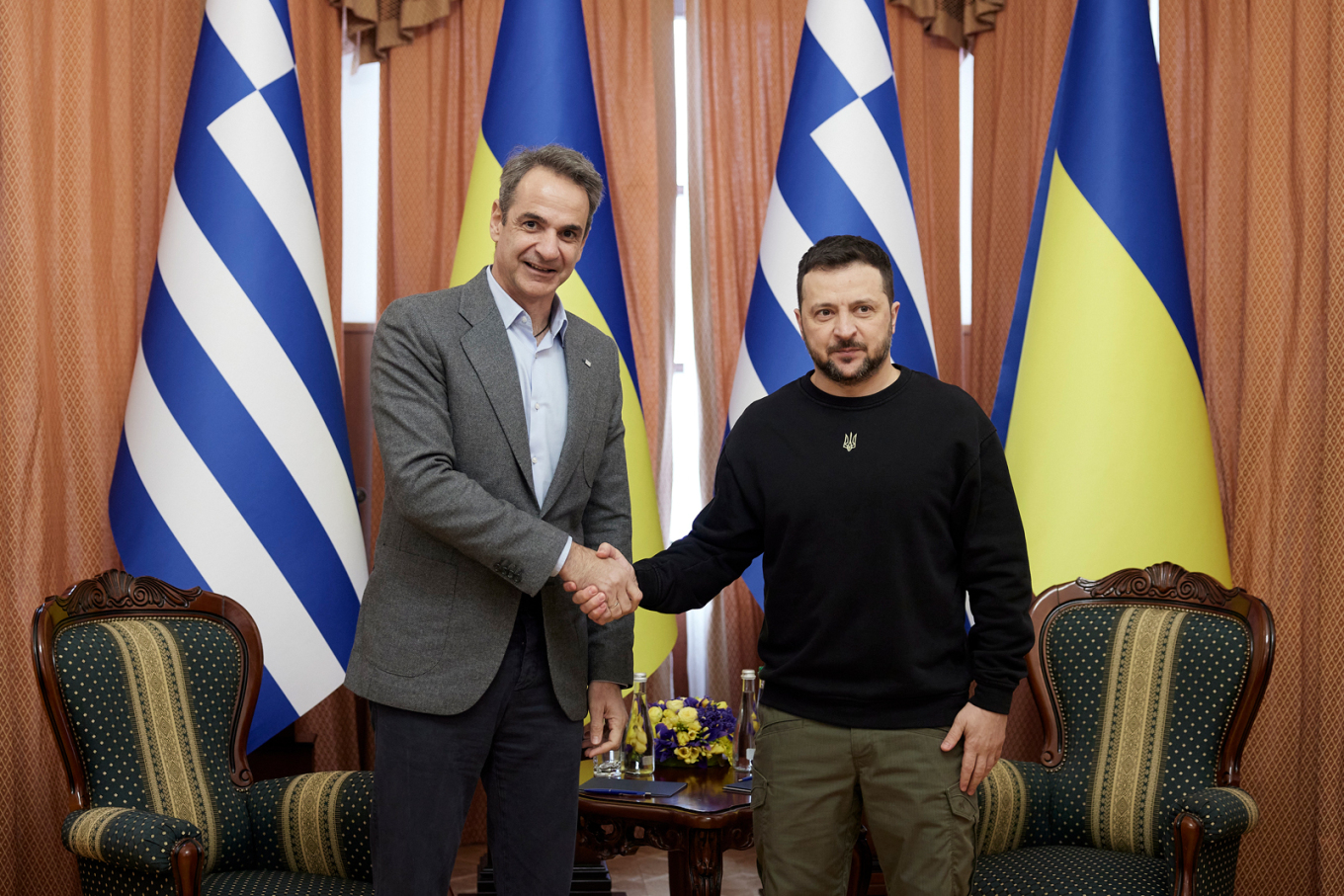 Αναλυτικά οι δηλώσεις: Κυριάκος Μητσοτάκης: Αξιότιμε κύριε Πρόεδρε, φίλε Volodymyr, ευχαριστώ και εκ μέρους της αντιπροσωπείας μας γι΄ αυτήν την πολύ ζεστή υποδοχή. Θα ξεκινήσω εκφράζοντας τα ειλικρινή μου συλλυπητήρια για τον αποτρόπαιο βομβαρδισμό της 2ας Μαρτίου κατά αστικών συγκροτημάτων εδώ στην Οδησσό. Τον αποτροπιασμό μας για τις ενέργειες της Ρωσίας κατά της χώρας σας τον έχουμε εκφράσει πολλές φορές, αλλά δεν θα σταματήσει ποτέ να μας προκαλεί οδύνη τέτοιος βαθμός βιαιότητας και βαρβαρότητας, πο