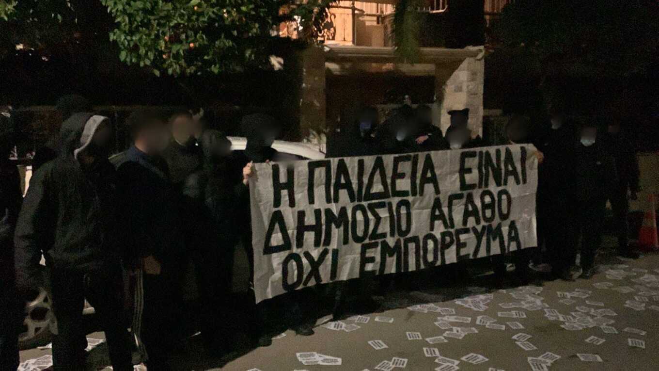 <blockquote class="twitter-tweet"><p lang="el" dir="ltr">Μια ημέρα πριν την ψήφιση ενός εμβληματικού νομοσχεδίου για την τριτοβάθμια εκπαίδευση, γνωστοί θρασύδειλοι επιτέθηκαν στο σπίτι του Υπουργού Παιδείας <a href="https://twitter.com/Pierrakakis?ref_src=twsrc%5Etfw">@pierrakakis</a>, εκεί δηλαδή που μένει η οικογένειά του, η σύζυγός του, τα ανήλικα παιδιά του. <br>Δεν εκβιαζόμαστε.</p>— Pavlos Marinakis (@pavlmarin) <a href="https://twitter.com/pavlmarin/status/1765830173939618152?ref_src=twsrc%5Et